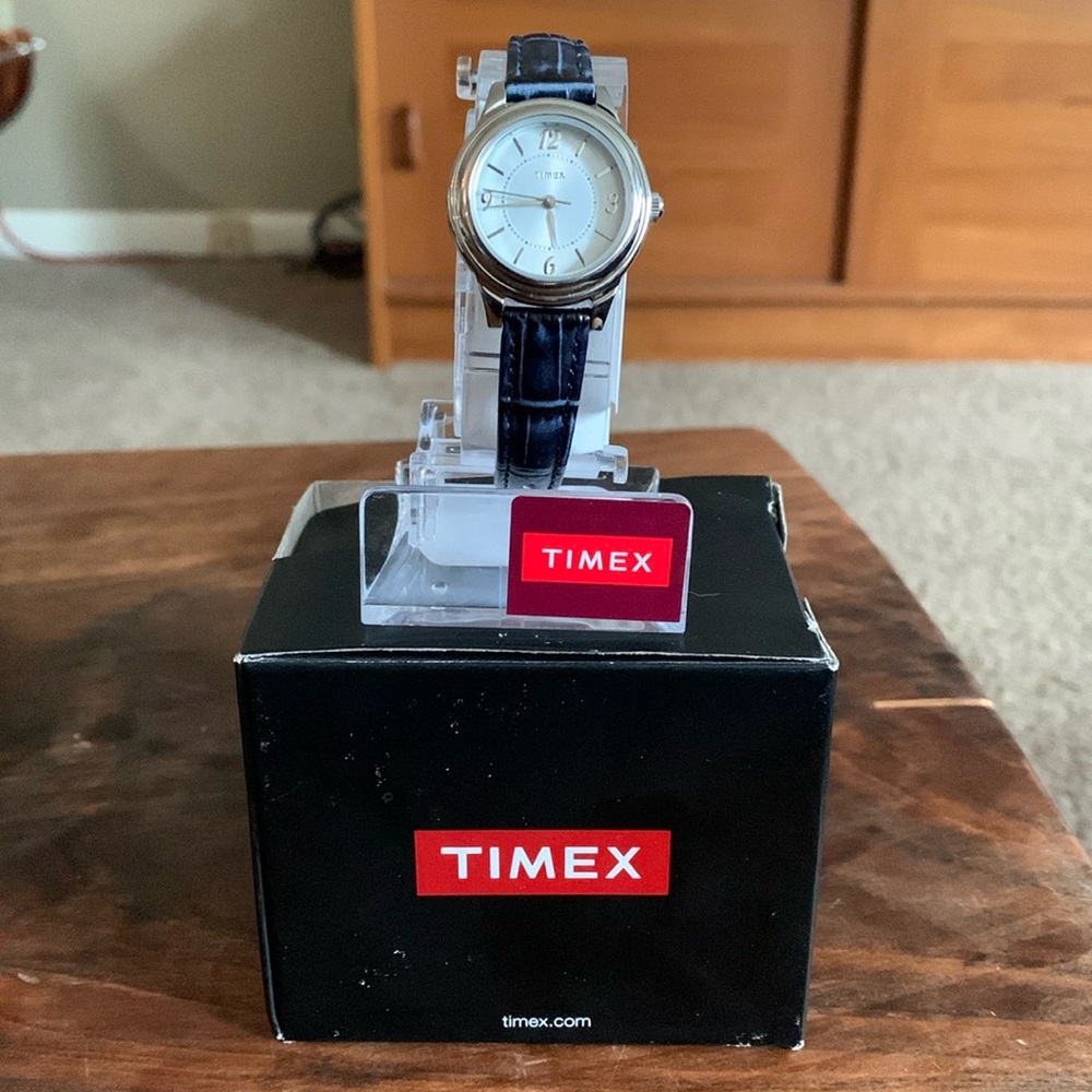 BNIB Timex Classic 26 mm Quartz Wristwatch with Blue Leather Strap
